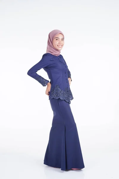 Una Hermosa Modelo Femenina Musulmana Con Kebaya Moderno Azul Oscuro — Foto de Stock