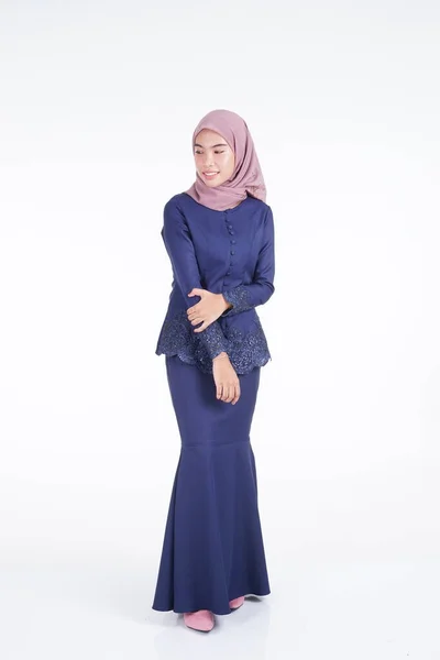 Una Hermosa Modelo Femenina Musulmana Con Kebaya Moderno Azul Oscuro —  Fotos de Stock