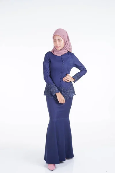 Ένα Όμορφο Μουσουλμανικό Γυναικείο Μοντέλο Που Φοράει Ένα Σκούρο Μπλε — Φωτογραφία Αρχείου