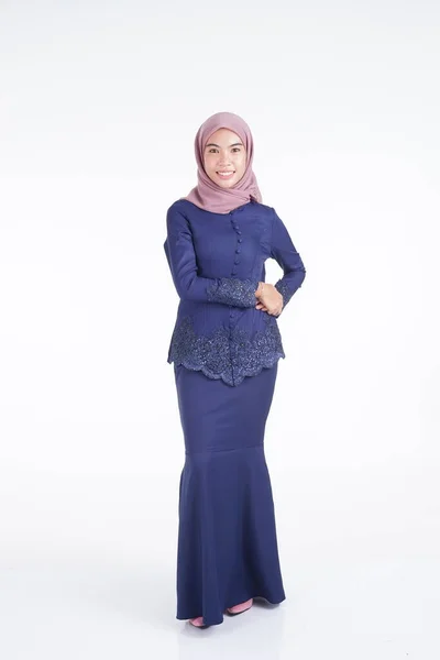 Seorang Model Wanita Muslim Yang Cantik Mengenakan Kebaya Modern Biru — Stok Foto