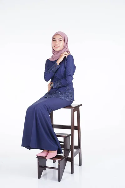 Een Prachtig Moslim Vrouwelijk Model Met Een Donkerblauwe Moderne Kebaya — Stockfoto