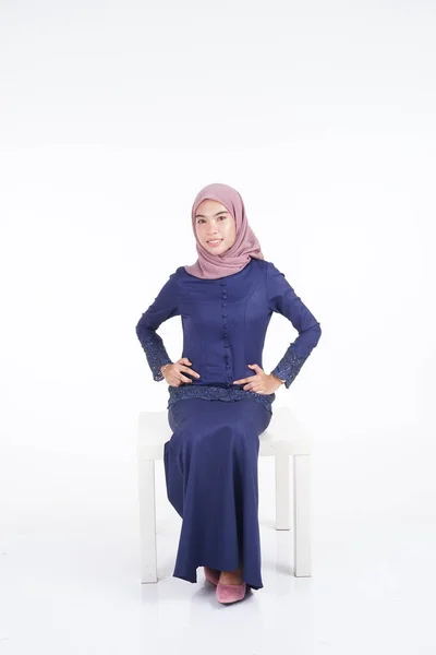 白を基調としたアジア系ムスリムの伝統衣装 ヒジャーブ を身につけたダークブルーのモダンなケバヤを身に着けた美しいムスリム女性モデル Eidul Fitriファッションとライフスタイルの肖像コンセプト — ストック写真