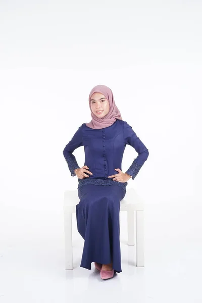 Een Prachtig Moslim Vrouwelijk Model Met Een Donkerblauwe Moderne Kebaya — Stockfoto