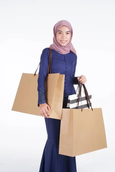 Egy Gyönyörű Izgatott Muszlim Női Modell Egy Ázsiai Hagyományos Ruha — Stock Fotó