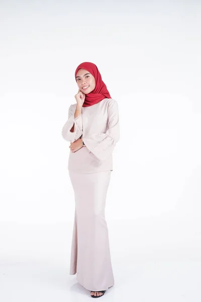 Aantrekkelijk Moslim Vrouwelijk Model Met Een Crèmekleurige Moderne Kebaya Met — Stockfoto