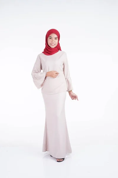 Attraktiv Muslimsk Kvinnlig Modell Bär Grädde Färgad Modern Kebaya Med — Stockfoto