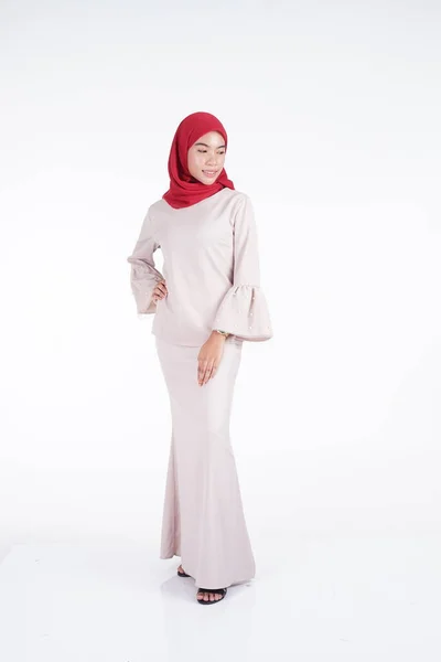 Ελκυστικό Μουσουλμανικό Γυναικείο Μοντέλο Που Φοράει Ένα Κρεμ Μοντέρνο Κεμπάγια — Φωτογραφία Αρχείου