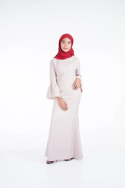 Aantrekkelijk Moslim Vrouwelijk Model Met Een Crèmekleurige Moderne Kebaya Met — Stockfoto