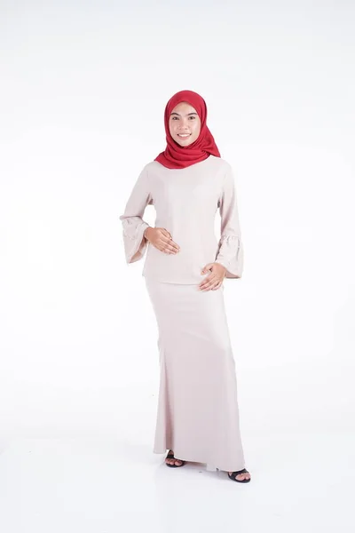 Vonzó Muszlim Női Modell Visel Krém Színű Modern Kebaya Piros — Stock Fotó