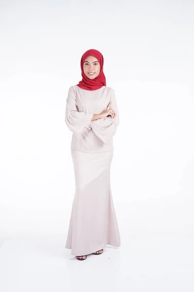 Attraktiv Muslimsk Kvinnlig Modell Bär Grädde Färgad Modern Kebaya Med — Stockfoto