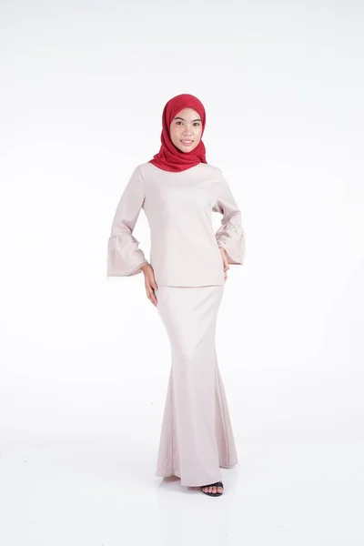 Atractiva Modelo Femenina Musulmana Con Kebaya Moderno Color Crema Con — Foto de Stock