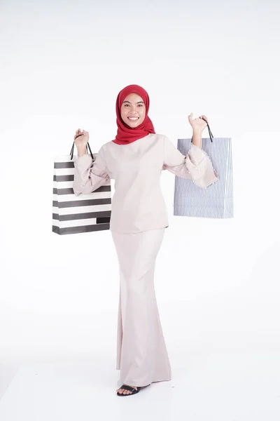 Modelo Feminino Muçulmano Bonito Animado Vestido Tradicional Asiático Kebaya Moderno — Fotografia de Stock