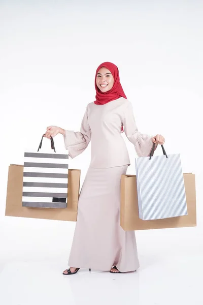 Modelo Feminino Muçulmano Bonito Animado Vestido Tradicional Asiático Kebaya Moderno — Fotografia de Stock