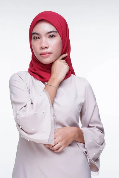 Pendekatan Model Perempuan Muslim Yang Cantik Dalam Kebaya Modern Berwarna — Stok Foto