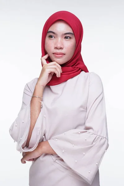 一位漂亮的穆斯林女模特穿着红色的现代泡菜 红色头巾 一种白色背景的亚洲穆斯林传统服装 Eidul Fitri时尚和生活方式肖像画概念 — 图库照片