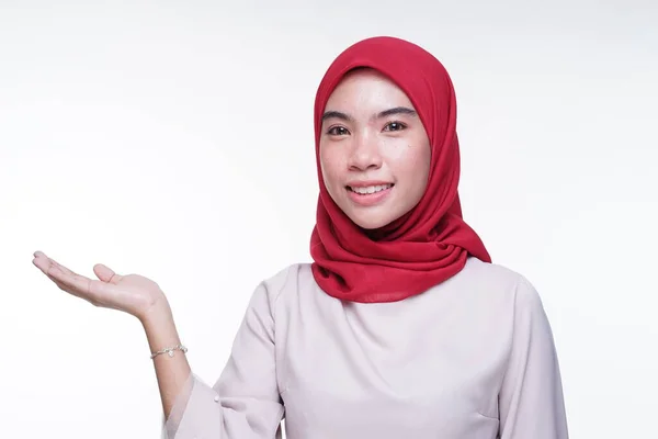 Närbild Vacker Muslimsk Kvinnlig Modell Grädde Färgad Modern Kebaya Med — Stockfoto