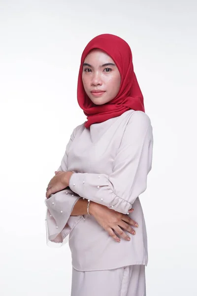 Zbliżenie Pięknej Muzułmańskiej Modelki Kremowym Nowoczesnym Kebaya Czerwonym Hidżabem Azjatyckiej — Zdjęcie stockowe