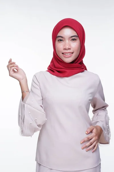 Closeup Beautiful Muslim Female Model Cream Colored Modern Kebaya Red — Stock Photo, Image