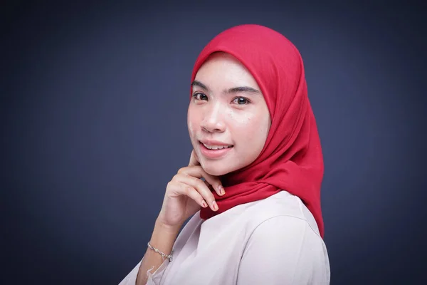 Headshot Beautiful Muslim Female Model Cream Modern Kebaya Red Hijab — Stock Photo, Image