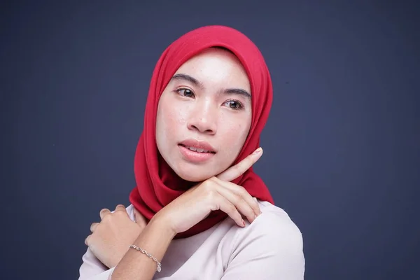 一个漂亮的穆斯林女模特头像 穿着红色头巾的奶油现代木瓜 这是一件灰色背景的亚洲穆斯林传统服装 Eidul Fitri时尚和生活方式肖像画概念 — 图库照片