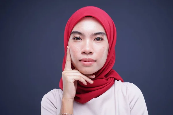 Головний Убір Красивої Мусульманської Моделі Кремовій Сучасній Кебаї Червоним Хіджабом — стокове фото