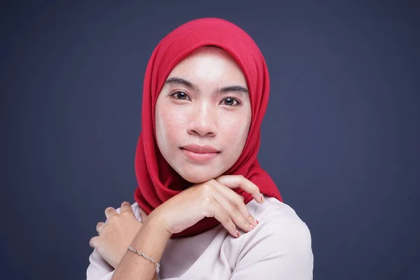 一个漂亮的穆斯林女模特头像 穿着红色头巾的奶油现代木瓜 这是一件灰色背景的亚洲穆斯林传统服装 Eidul Fitri时尚和生活方式肖像画概念 — 图库照片