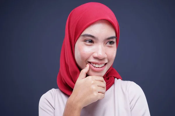 Zdjęcie Głowy Pięknej Muzułmańskiej Modelki Kremowym Nowoczesnym Kebaya Czerwonym Hidżabem — Zdjęcie stockowe