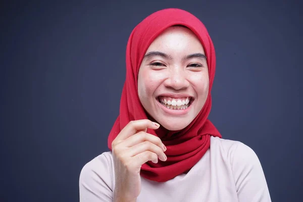 Headshot Dari Model Perempuan Muslim Yang Indah Dalam Kebaya Modern — Stok Foto