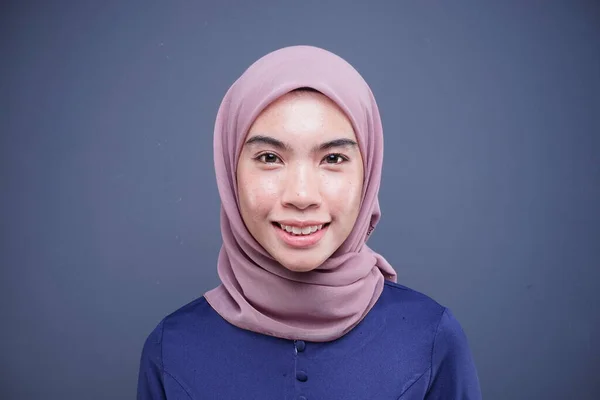 灰色の背景に隔離されたアジアのイスラム教徒の伝統的なドレスであるMaroon Hijabを持つ濃い青の現代的なケバヤで美しいイスラム教徒の女性モデルのヘッドショット Eidul Fitriファッションとライフスタイルの肖像コンセプト — ストック写真