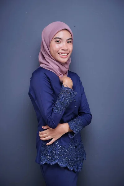 Seorang Model Wanita Muslim Yang Cantik Mengenakan Kebaya Modern Berwarna — Stok Foto