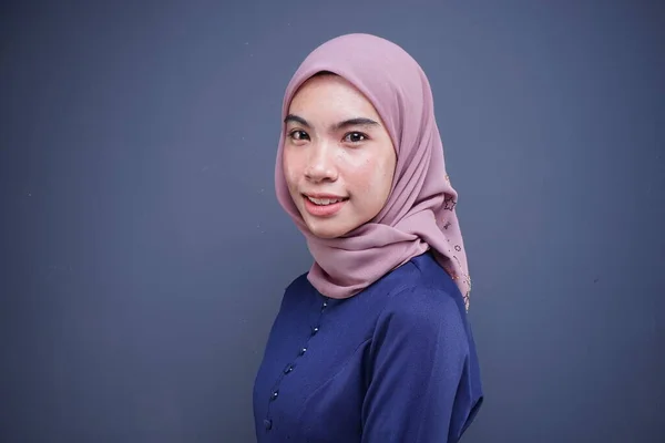 Headshot Dari Model Wanita Muslim Yang Indah Dalam Kebaya Modern — Stok Foto