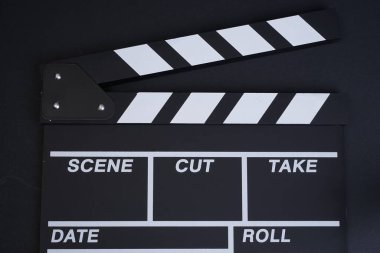 Film alçıpan düz yerde yatıyordu. Film konsepti.