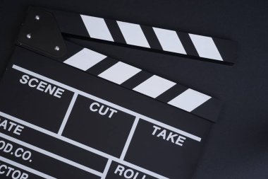 Film alçıpan düz yerde yatıyordu. Film konsepti.