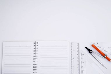 Okul konseptine geri dönelim. Çeşitli kalemler, silgi, renkli kalemler, suluboya, vs. Düz ya da üst görünüm.