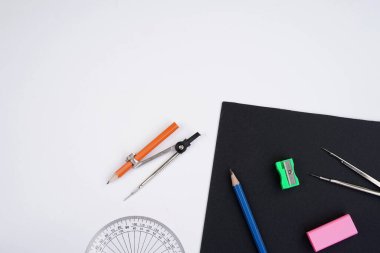 Okul konseptine geri dönelim. Çeşitli kalemler, silgi, renkli kalemler, suluboya, vs. Düz ya da üst görünüm.