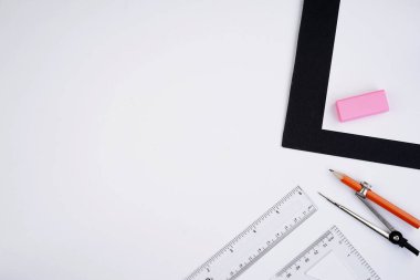 Okul konseptine geri dönelim. Çeşitli kalemler, silgi, renkli kalemler, suluboya, vs. Düz ya da üst görünüm.