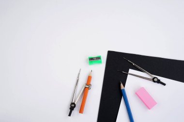 Okul konseptine geri dönelim. Çeşitli kalemler, silgi, renkli kalemler, suluboya, vs. Düz ya da üst görünüm.