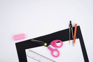 Okul konseptine geri dönelim. Çeşitli kalemler, silgi, renkli kalemler, suluboya, vs. Düz ya da üst görünüm.