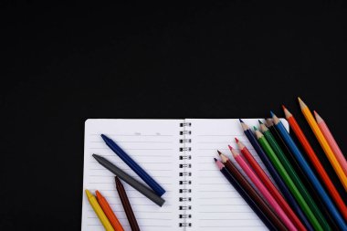 Okul konseptine geri dönelim. Çeşitli kalemler, silgi, renkli kalemler, suluboya, vs. Düz ya da üst görünüm.