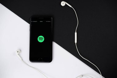 KUALA LUMPUR - 15 Ağustos 2017. Akıllı telefondaki uygulamayı bozun. Spotify popüler bir ticari müzik yayın servisidir..