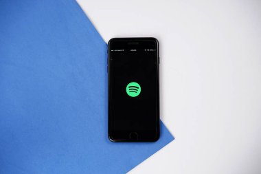 KUALA LUMPUR - 15 Ağustos 2017. Akıllı telefondaki uygulamayı bozun. Spotify popüler bir ticari müzik yayın servisidir..