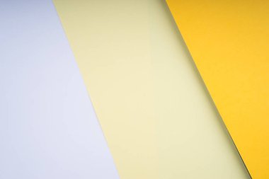 Yumuşak pastel renkli kağıtların yaratıcı düzenlemesi soyut bir arkaplan oluşturuyor