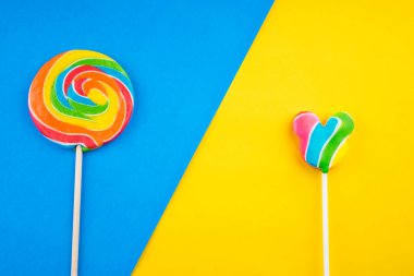 Şeker ve Sweets konsepti. Renkli arkaplanda renkli lolipoplar