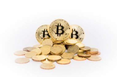 Yığının en üstünde bitcoin olan altın sikkeler. Beyaz arka planda izole edilmiş. Kripto para birimi kavramı.