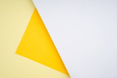 Yumuşak pastel renkli kağıtların yaratıcı düzenlemesi soyut bir arkaplan oluşturuyor