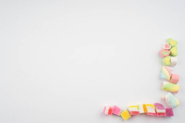 Çok renkli arkaplanda şekerlerin ve tatlıların soyut düzenlenmesi