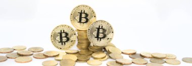 Yığının en üstünde bitcoin olan altın sikkeler. Beyaz arka planda izole edilmiş. Kripto para birimi kavramı.