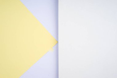 Yumuşak pastel renkli kağıtların yaratıcı düzenlemesi soyut bir arkaplan oluşturuyor