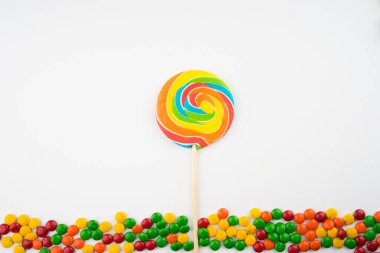 Beyaz arka planda renkli şeker ve şekerlerin yaratıcı düzenlemesi. Düz görünüm.