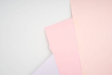 Yumuşak pastel renkli kağıtların yaratıcı düzenlemesi soyut bir arkaplan oluşturuyor